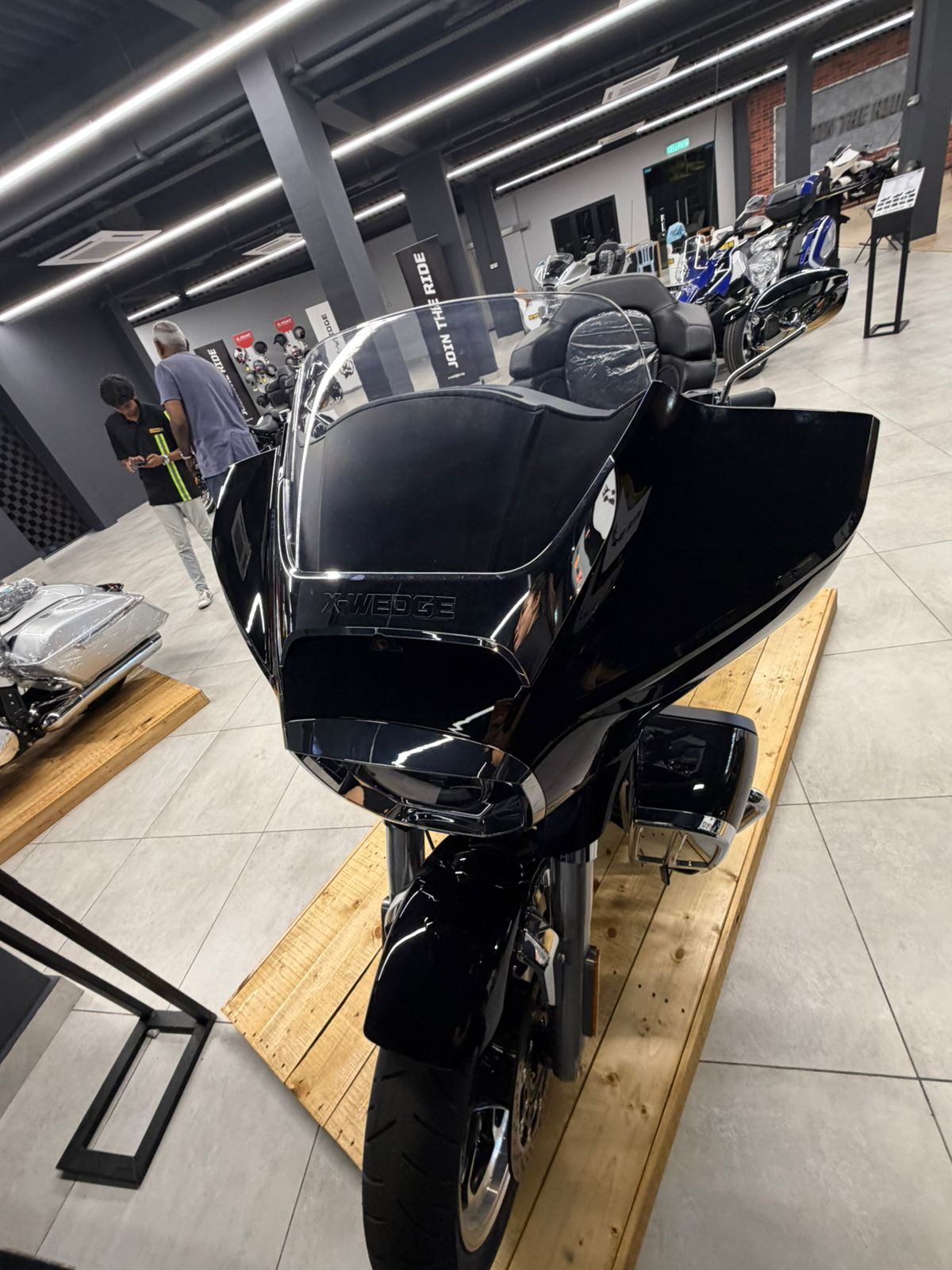 RL2000 Black Front Side
